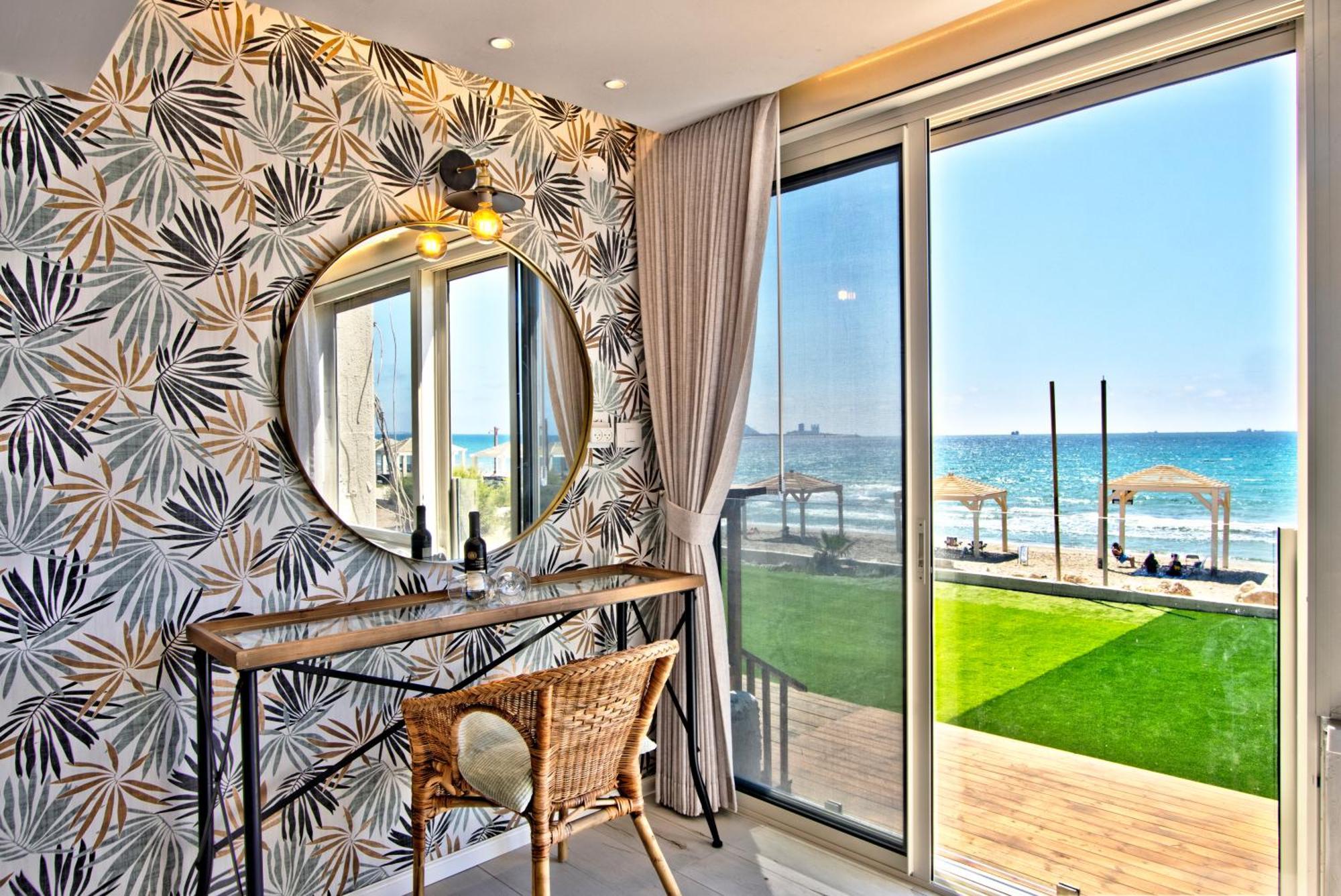 בית חוף מושלם עם גקוזי ומרפסת - Beachside Bliss W Jacuzzi Haifa Exterior foto